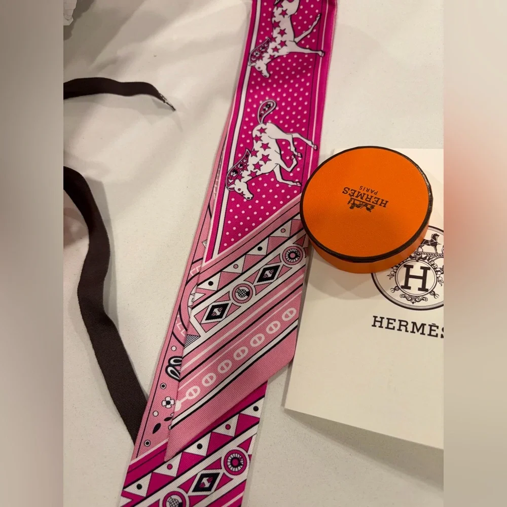 NWT Hermes Fuchsia/Vieux Rose/Blanc Cheval De Coeur Bandana Twilly - Picture 6 of 7